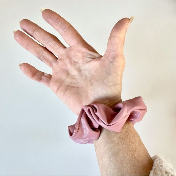 Set of 3 Faux Leather Pink & Off White Scrunchies, NWT. Pleather, On-Trend - Picture 4 of 7